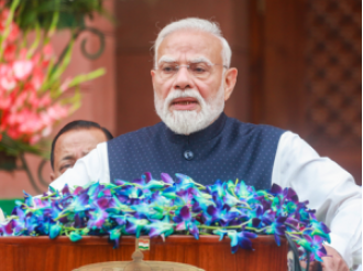 PM Modi honors Kargil war heroes on Vijay Diwas, thanking them for their bravery and sacrifice.