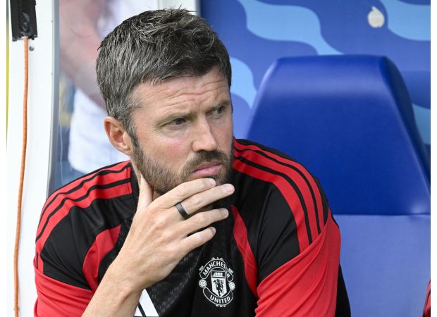 Manchester United shocks fans by making a surprise offer for a popular World Cup player.
