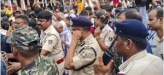 Police in Odisha set up 80-kilometer road for injured boy to quickly reach hospital.