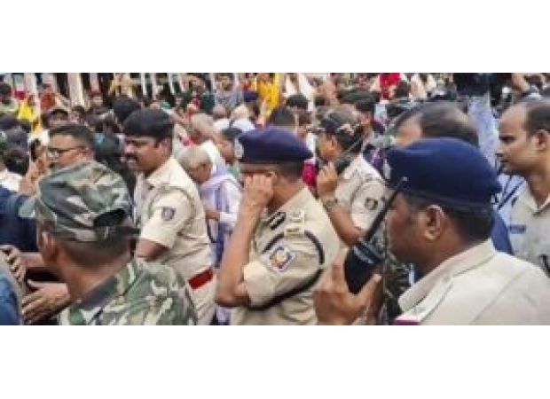 Police in Odisha set up 80-kilometer road for injured boy to quickly reach hospital.