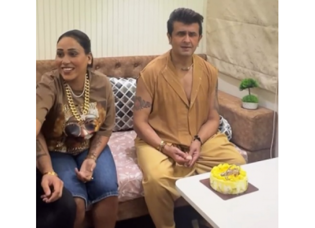 Afsana Khan reminisces about a birthday celebration with Sonu Nigam.