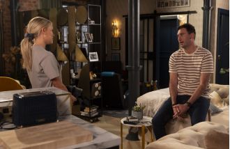 Kit bloody and acting, Bethany shocked in Coronation Street.