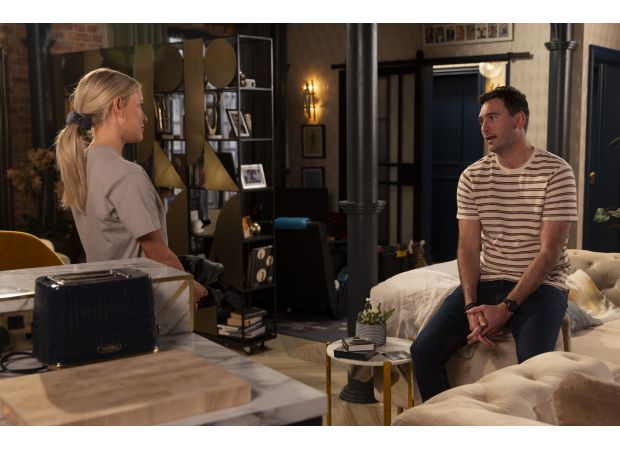 Kit bloody and acting, Bethany shocked in Coronation Street.