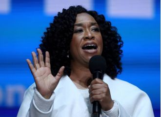 Shonda Rhimes has signed a new five-year contract with Netflix.