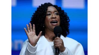 Shonda Rhimes has signed a new five-year contract with Netflix.