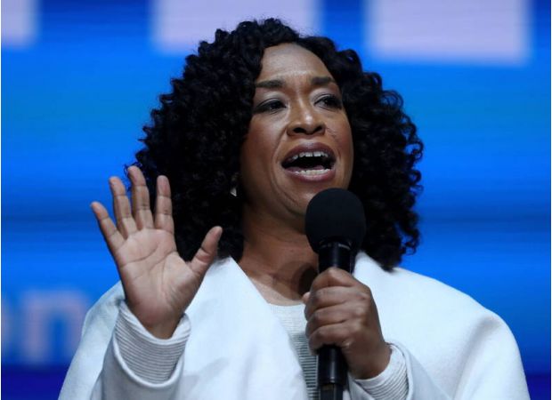 Shonda Rhimes has signed a new five-year contract with Netflix.