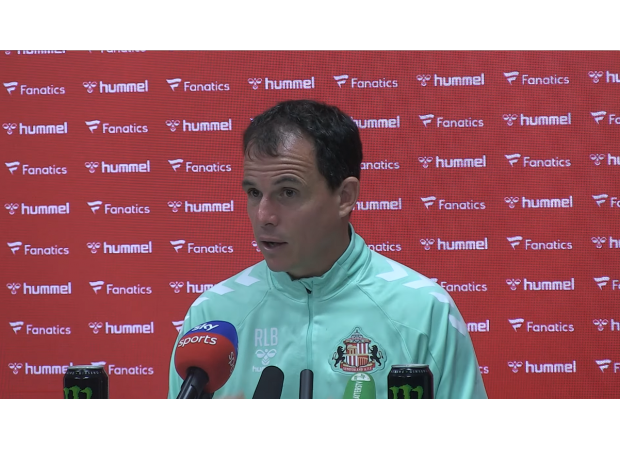 Le Bris predicts Arsenal will have a strong performance against Sunderland in the Premier League.