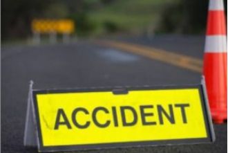 Traveller van crashes into trailer truck while overtaking, killing three and injuring 18.