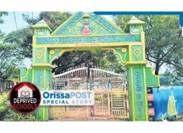 Poor schools: Students walk for free meals; school lacks basic facilities.