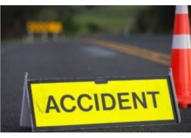 Traveller van crashes into trailer truck while overtaking, killing three and injuring 18.