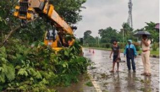 Cyclone Arnab hits Andhra coast; southern Odisha is on high alert