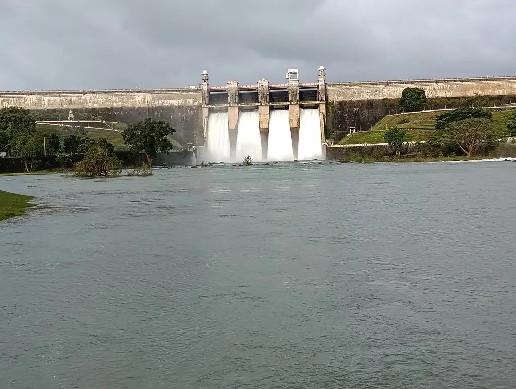 Continuous rains fill Harangi dam